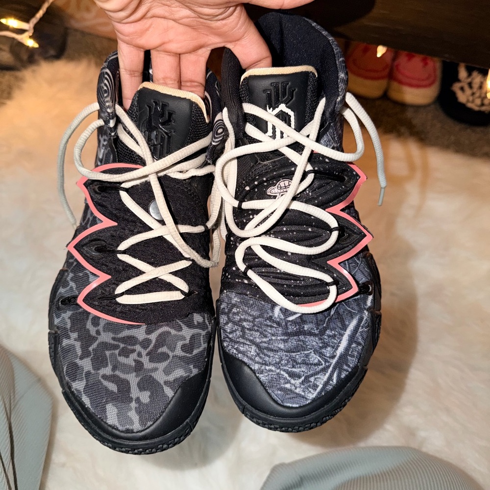 Nike Kyrie 5s Signature Line Basketball Shoe